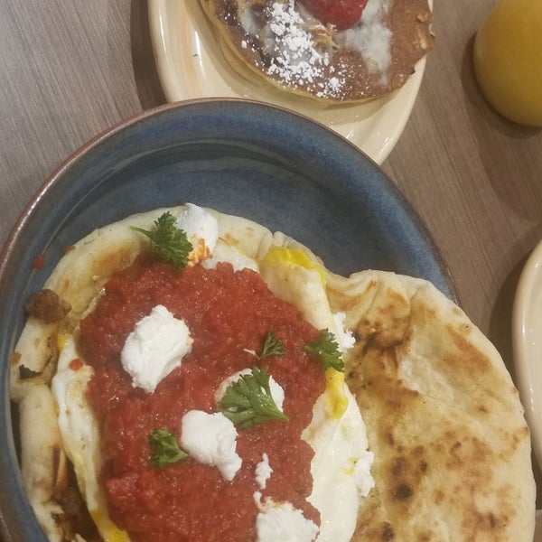 Photo taken at Snooze, an A.M. Eatery by Movie L. on 4/12/2019