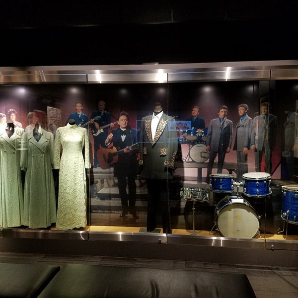 รูปภาพถ่ายที่ Johnny Cash Museum and Bongo Java Cafe โดย Movie L. เมื่อ 12/29/2018