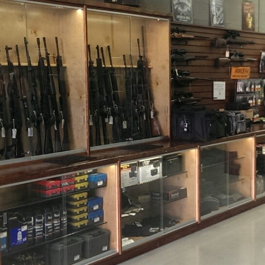 Foto scattata a Stone Hart&#39;s Gun Club &amp; Indoor Range da Kareem il 2/19/2014