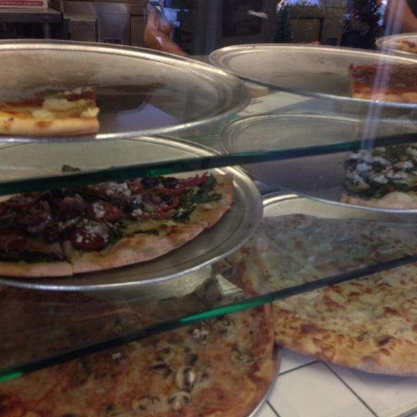 Foto scattata a Bongiorno&#39;s New York Pizzeria da Tré D. il 7/13/2014