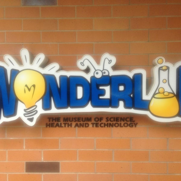 9/8/2013 tarihinde Doug B.ziyaretçi tarafından WonderLab Museum of Science, Health and Technology'de çekilen fotoğraf