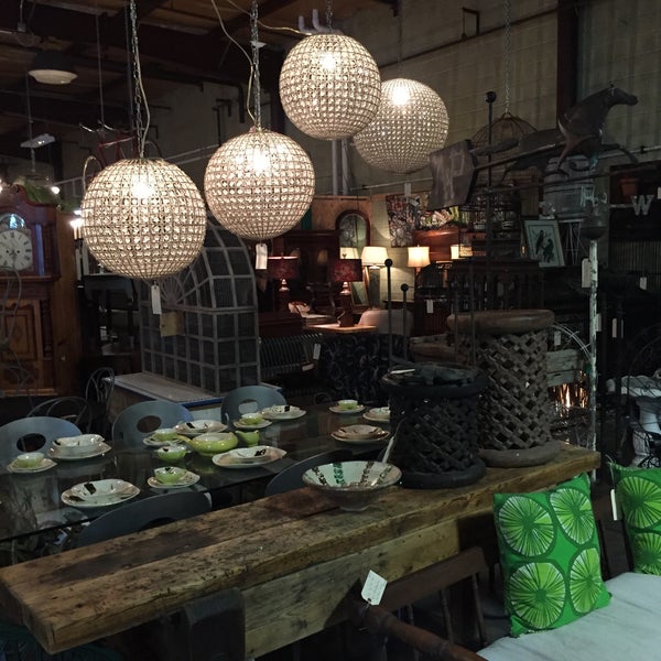 Photo prise au Hudson Antique and Vintage Warehouse par kHyal™ |. le6/28/2015
