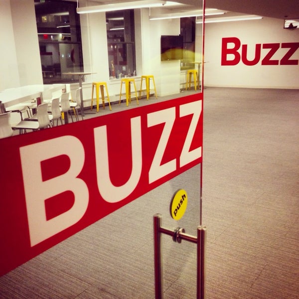 Photo taken at BuzzFeed by kHyal™ |. on 10/28/2014