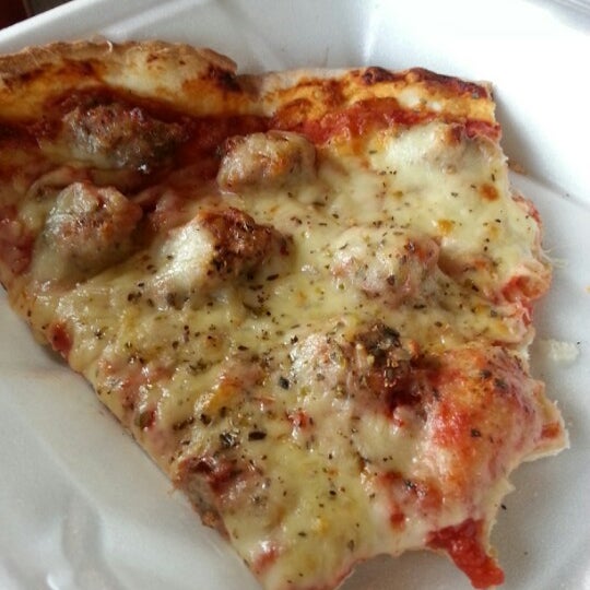 12/5/2012에 Karyn J.님이 D&#39;Agostino&#39;s Pizza and Pub River West에서 찍은 사진