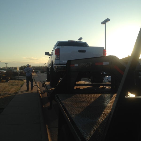 4/13/2013 tarihinde Oklahoma Custom C.ziyaretçi tarafından Toyota of Fayetteville'de çekilen fotoğraf