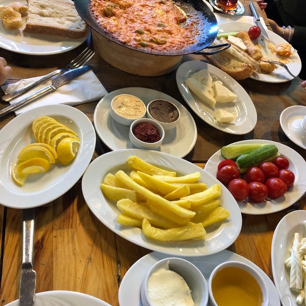 Das Foto wurde bei Madalyalı Restaurant von Buket am 12/22/2019 aufgenommen