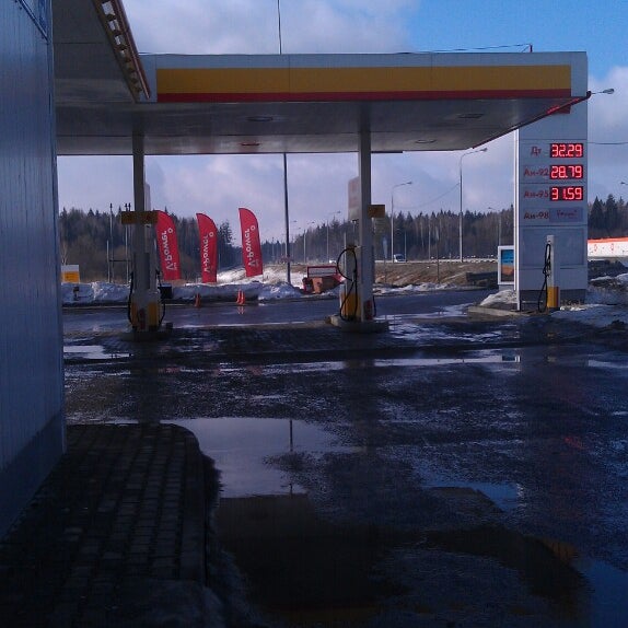 Photo taken at Shell by Vladimir D. on 4/2/2013