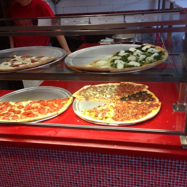 7/6/2013 tarihinde J Cary H.ziyaretçi tarafından Famous Amadeus Pizza'de çekilen fotoğraf