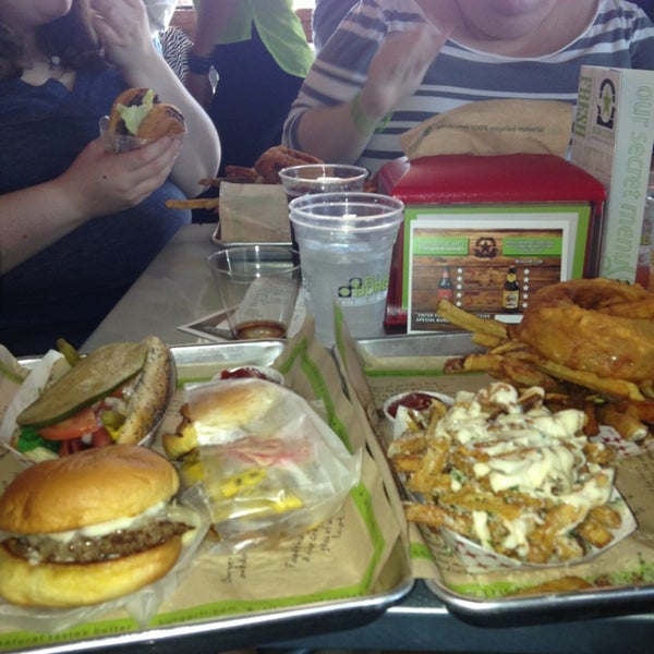 Foto diambil di BurgerFi oleh Kacie S. pada 7/30/2013