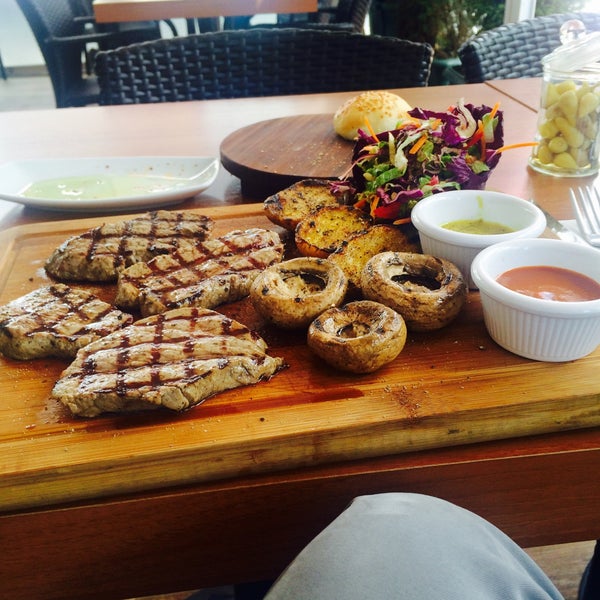8/25/2015 tarihinde Ekc M.ziyaretçi tarafından Konsept Steak &amp; Döner'de çekilen fotoğraf
