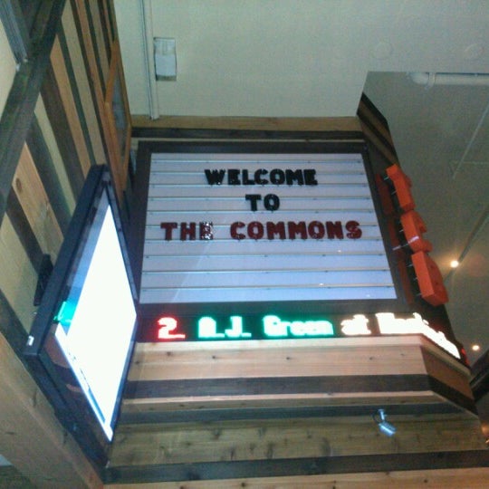 รูปภาพถ่ายที่ The Commons Bar โดย James H. เมื่อ 9/21/2012