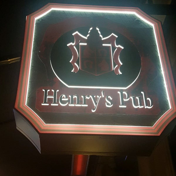 Снимок сделан в Henry&#39;s Pub &amp; Restaurant пользователем James H. 10/6/2016