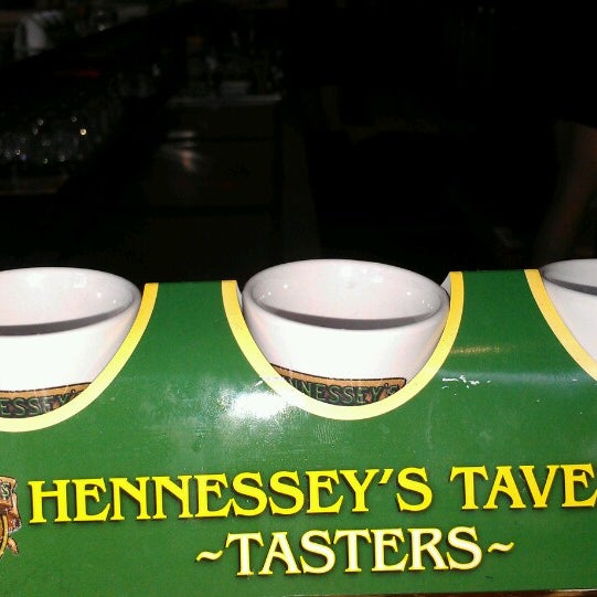 Foto diambil di Hennessey&#39;s Tavern Gaslamp oleh James H. pada 7/11/2013