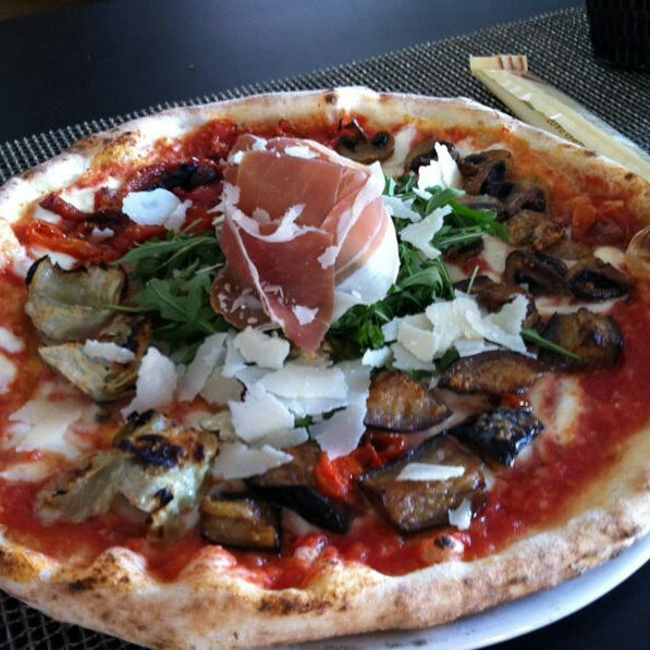 Pizza Sofia Loren!! Un capolavoro delizioso!!! Il ristorante è molto gradevole, il cameriere che ci ha servito è stato molto amabile e il cibo divino!! Probabilmente la miglior pizza di Barcellona!!