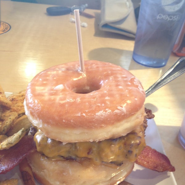 Das Foto wurde bei Crave Real Burgers von Daniel am 4/28/2013 aufgenommen