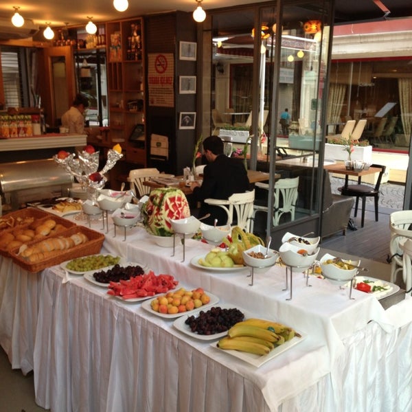 Photo taken at Faros Restaurant Sirkeci by Resat on 9/1/2013