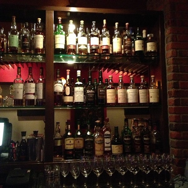 7/12/2013 tarihinde Seth Y.ziyaretçi tarafından Double Helix Wine &amp; Whiskey Lounge'de çekilen fotoğraf