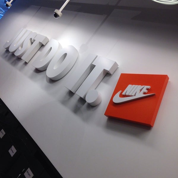 tela Todos Prosperar Fotos bei Nike Factory Store - Brunnthal - München, Bayern