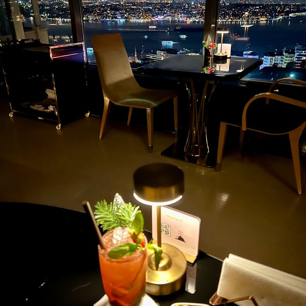 Foto diambil di City Lights Restaurant &amp; Bar InterContinental Istanbul oleh Nicolas R. pada 12/17/2023