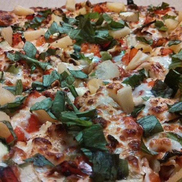 Foto scattata a 21st Century Pizza da Brandon R. il 1/5/2014