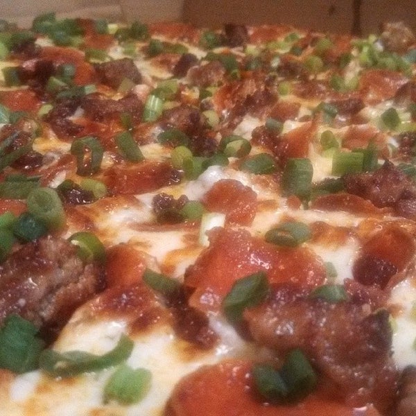 Снимок сделан в 21st Century Pizza пользователем Brandon R. 2/1/2014