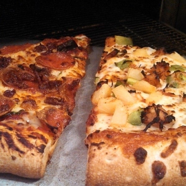 Снимок сделан в 21st Century Pizza пользователем Brandon R. 1/19/2014