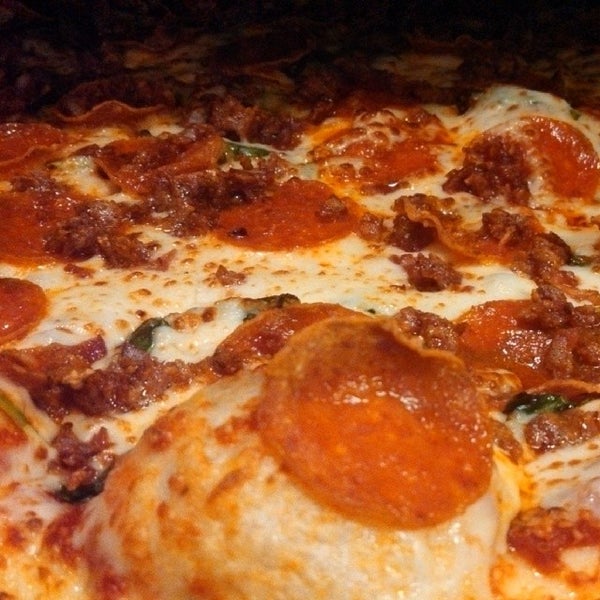 12/1/2013 tarihinde Brandon R.ziyaretçi tarafından 21st Century Pizza'de çekilen fotoğraf