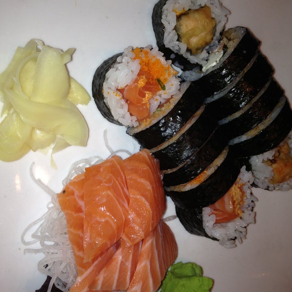 รูปภาพถ่ายที่ Sushi Neko โดย Valerie เมื่อ 5/24/2013