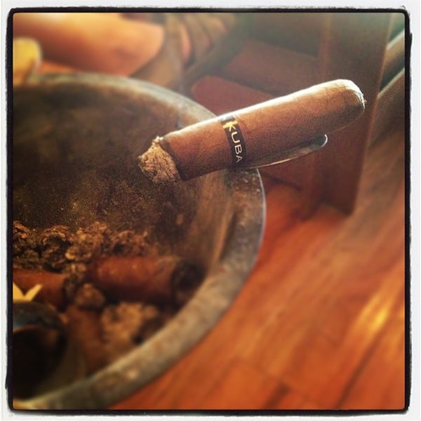 รูปภาพถ่ายที่ Cigars Ltd. โดย Brandon L. เมื่อ 3/30/2013