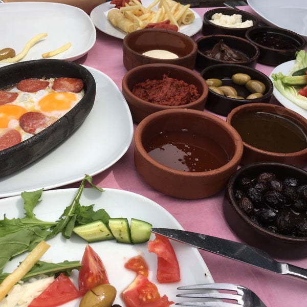 Foto tirada no(a) Şahin Tepesi Restaurant por Pinar S. em 4/30/2017