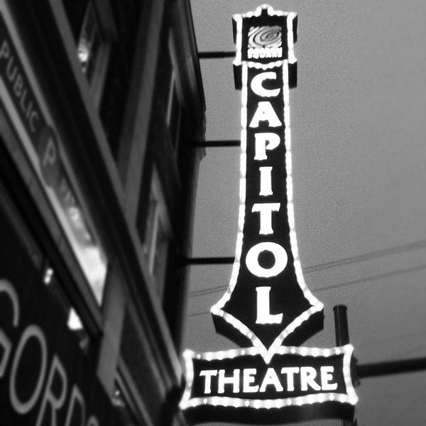 Foto tirada no(a) Capitol Theatre por Unmiserable C. em 10/5/2012
