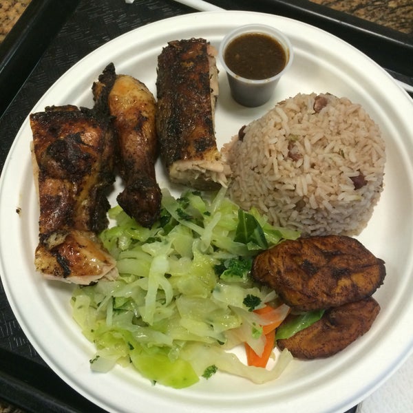 Das Foto wurde bei The Jerk Spot Jamaican Restaurant von graceface k. am 6/3/2016 aufgenommen