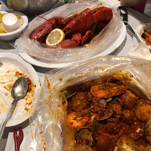 Photo taken at Nine Seafood Restaurant by graceface k. on 2/13/2019