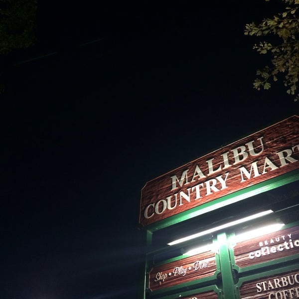 Foto tirada no(a) Malibu Country Mart por graceface k. em 11/23/2015