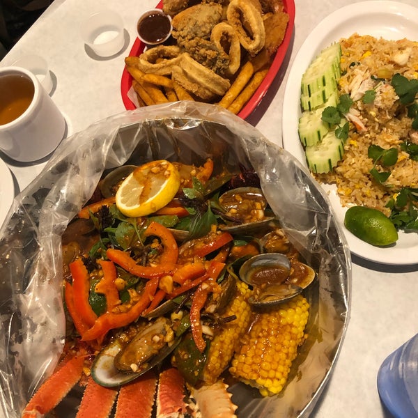 Снимок сделан в Nine Seafood Restaurant пользователем graceface k. 2/13/2020
