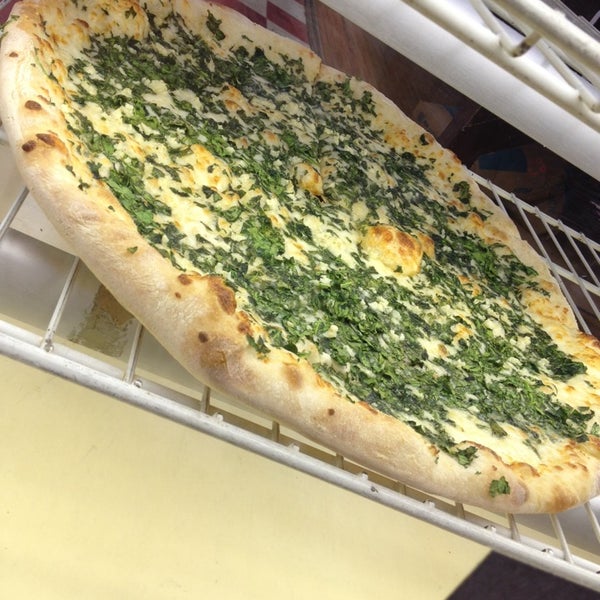 Photo taken at Kaimuki&#39;s Boston Style Pizza by Chelseymango on 4/12/2014