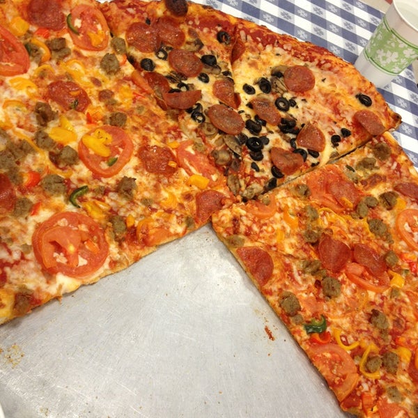3/26/2013 tarihinde Chelseymangoziyaretçi tarafından Kaimuki&#39;s Boston Style Pizza'de çekilen fotoğraf