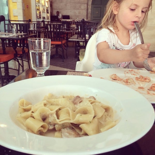5/3/2014 tarihinde sarah p.ziyaretçi tarafından Cucina Mia Restaurant'de çekilen fotoğraf