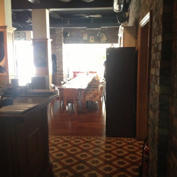 5/5/2013 tarihinde Ergin k.ziyaretçi tarafından Cadde Restaurant &amp; Bar'de çekilen fotoğraf
