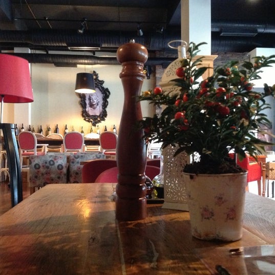 10/26/2012 tarihinde Ergin k.ziyaretçi tarafından Cadde Restaurant &amp; Bar'de çekilen fotoğraf