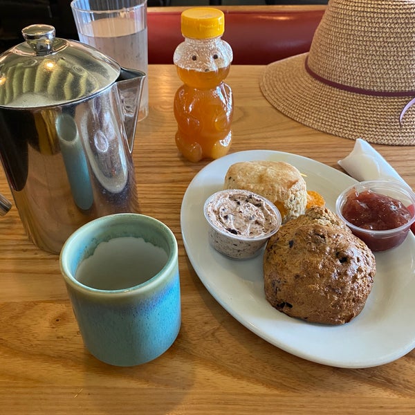 Lots of tea & food options. Took the scone set that came with a drink, 2 scones & 2 dips ($16 includes tip/tax). Quality of tea & food is excellent. Wish they had more comfortable chairs
