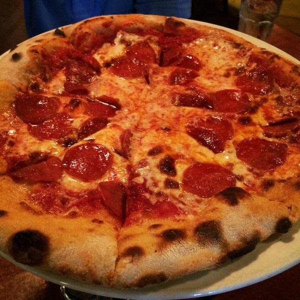 Снимок сделан в Boskos Pasta &amp; Pizzeria пользователем Marie M. 8/29/2015