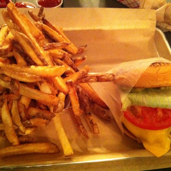 Foto scattata a BurgerFi da Matt C. il 12/27/2012