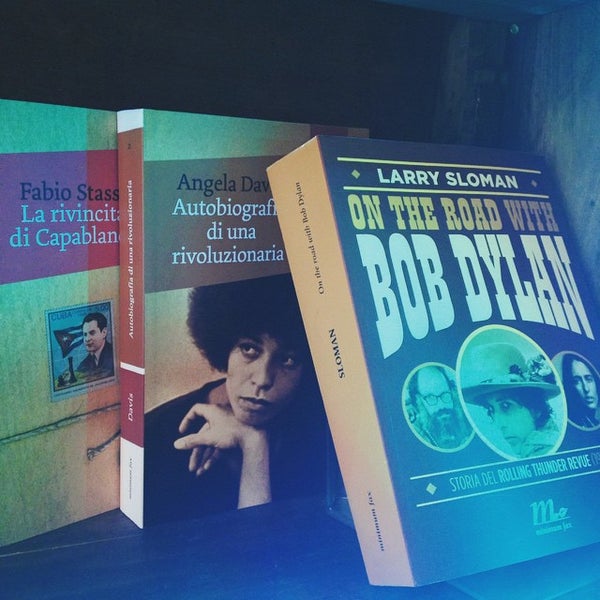 Foto tomada en La Cité Libreriacafè  por kim d. el 5/29/2015
