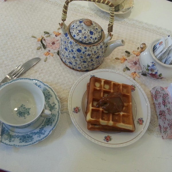 รูปภาพถ่ายที่ Alice&#39;s Tea House โดย Danielle T. เมื่อ 11/11/2014