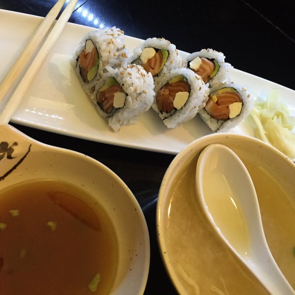 Das Foto wurde bei Zenshin Asian Restaurant von Yogalyf am 4/17/2015 aufgenommen