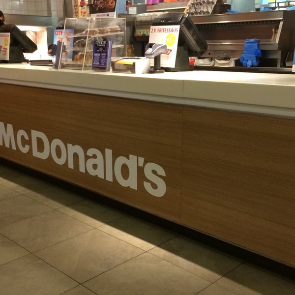 รูปภาพถ่ายที่ McDonald&#39;s โดย Jeroen R. เมื่อ 3/23/2014