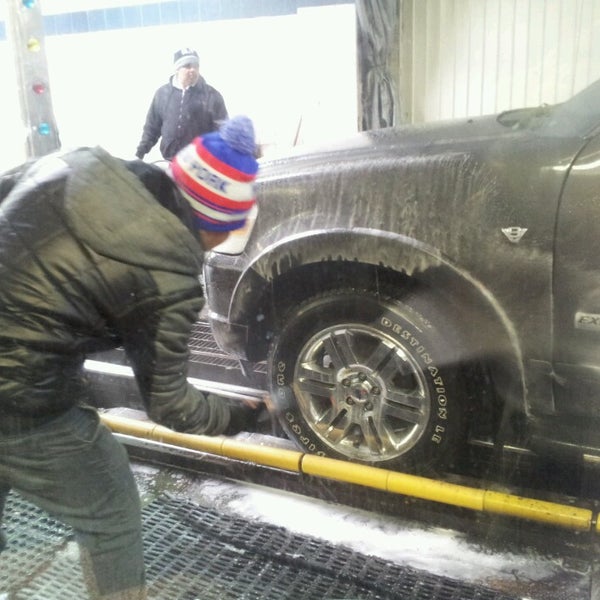 รูปภาพถ่ายที่ Imperial Hand Car Wash โดย LauraJane T. เมื่อ 3/16/2013