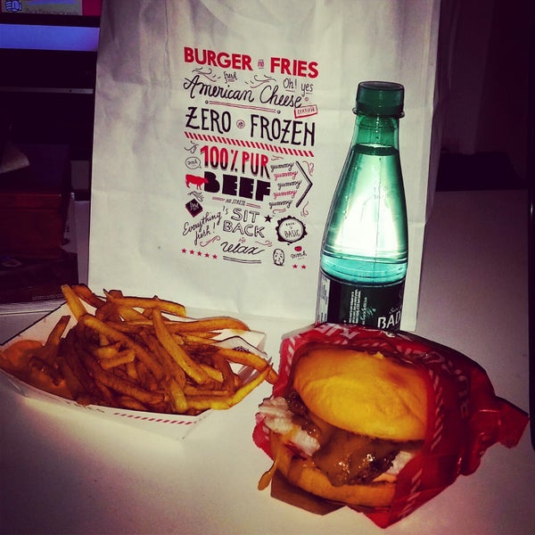 Das Foto wurde bei Burger and Fries von Ouchh am 12/7/2014 aufgenommen