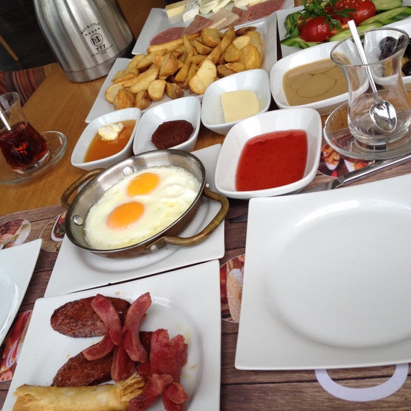 Foto scattata a Costa Cafe &amp; Restaurant da Aysun Y. il 6/7/2015